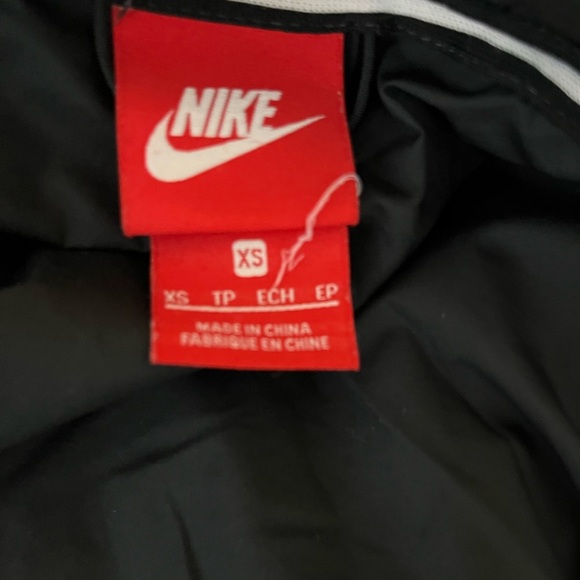 Nike Black quilted jacket women’s size XS - Picture 3 of 3